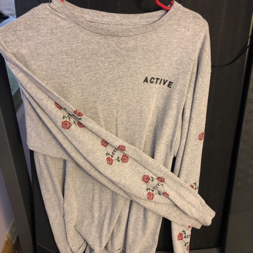 Men’s active long sleeve tee, roses on sleeves.
